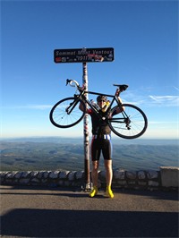 Poserende deelnemer van de Ventoux Challenge