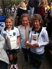 Kinderen van HCR die geld aan het inzamelen zijn