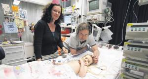 Mariska Raaijmakers en Anne Nouwt naast Doris