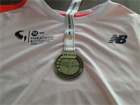 Marathon t-shirt & medaille van de fam. Denissen